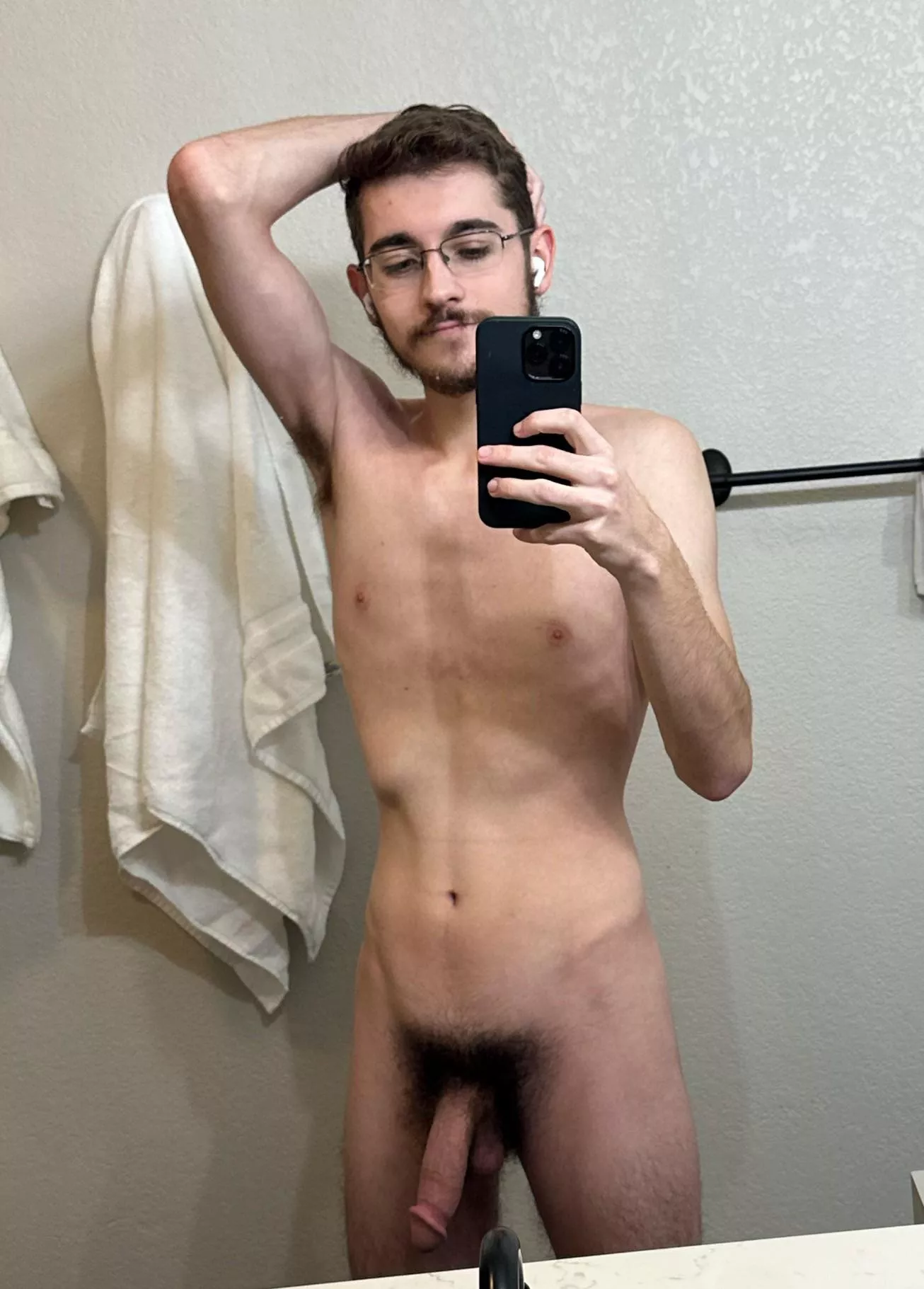 (20) A guy on Grindr told me to shave 😅