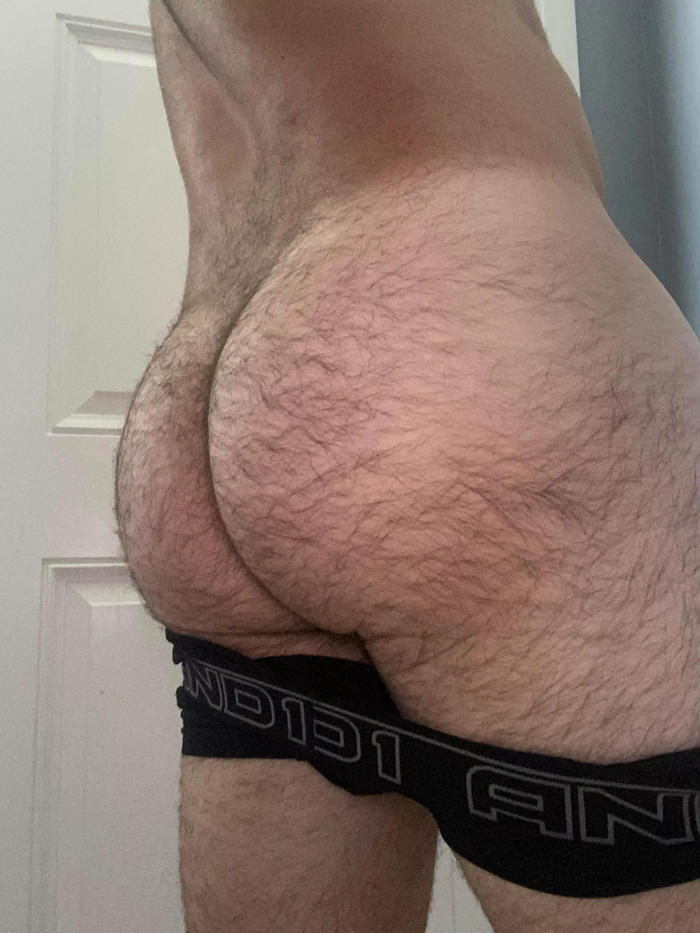 24 in shape, DL bottom bro with a big furry bubble butt. 😈 Add my snap: Sctry9 or DM me