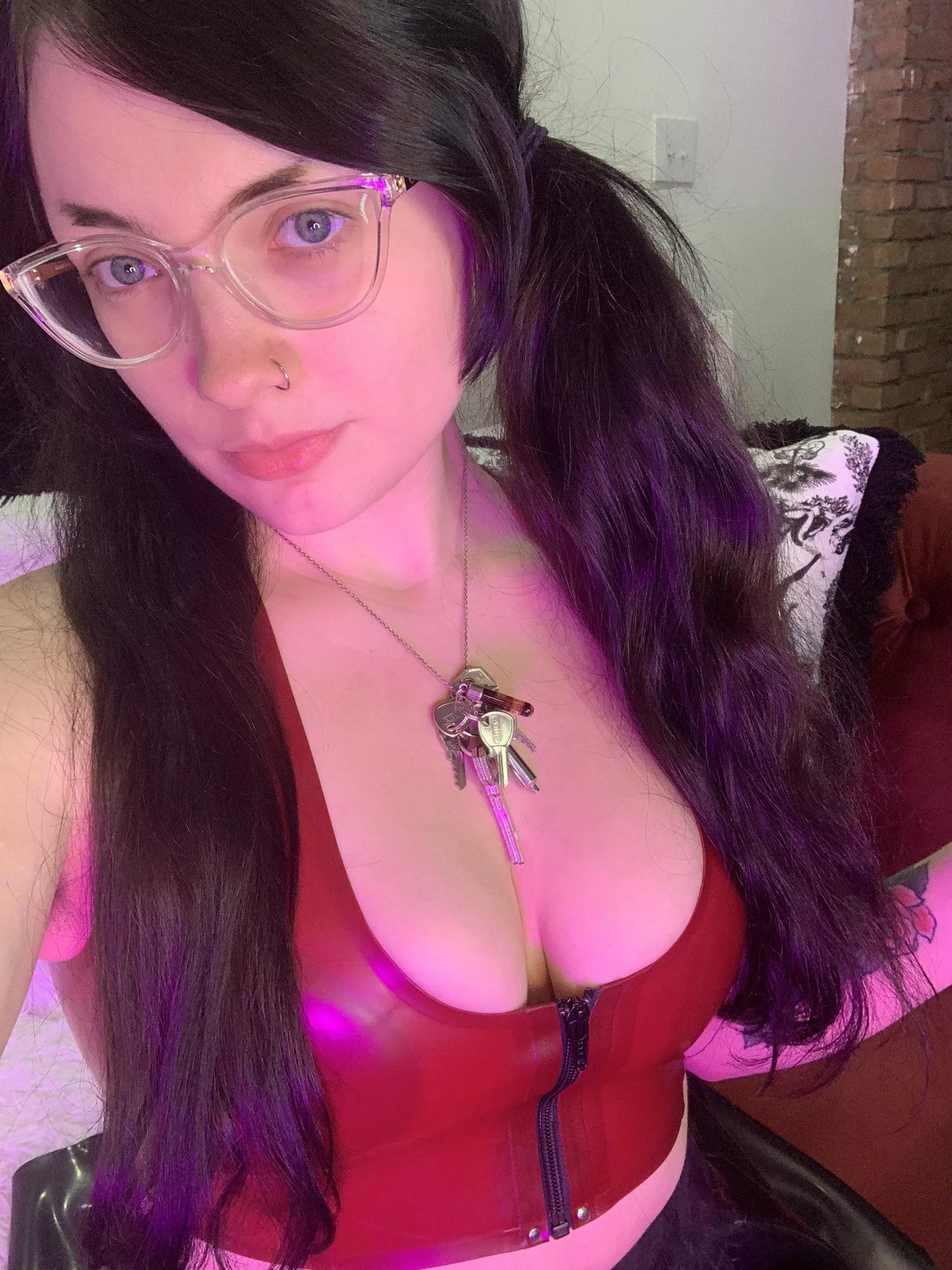 A weak little loser like you could never handle a woman like me.I’m gonna lock you up in a chastity cage forever it’s written in the vows🔐