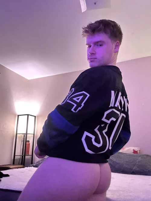 Any love for some hockey butt? 🏒😈