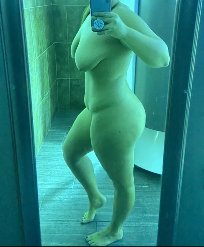 Big ass and little feet… but sure to be a treat! 😜😜😜