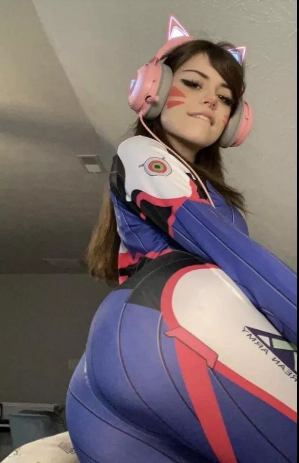 Dva Cosplay by Hannahowo