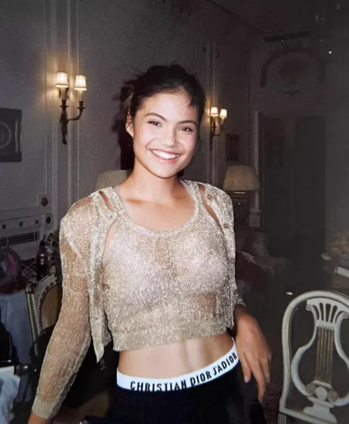 Emma Raducanu keeps getting hotter and hotter! Any bud wants to help me out? Can tribute!