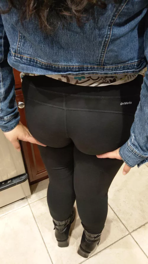 First post here... My 25yo Latina wife's ass...