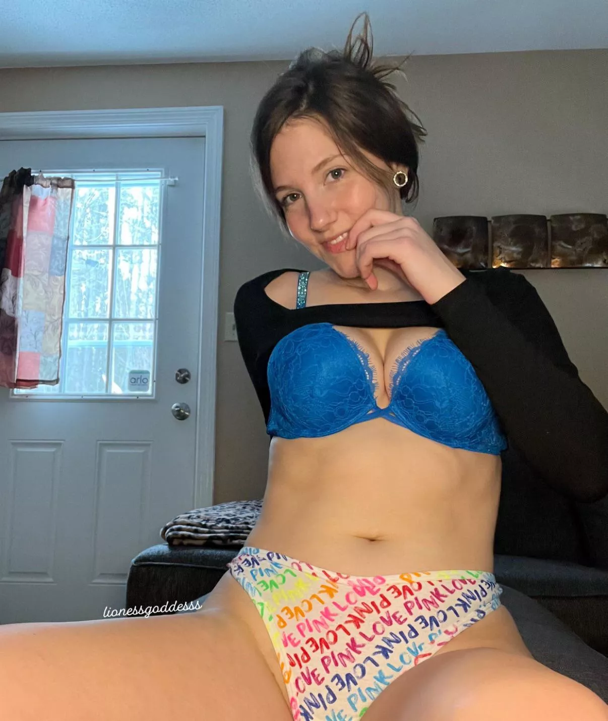 I’m not into watching sunsets, but I’d love to see you go down. Now. 👇 [domme]