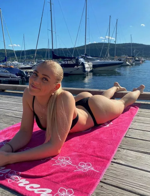 Norwegian girl chillin (IUTR)