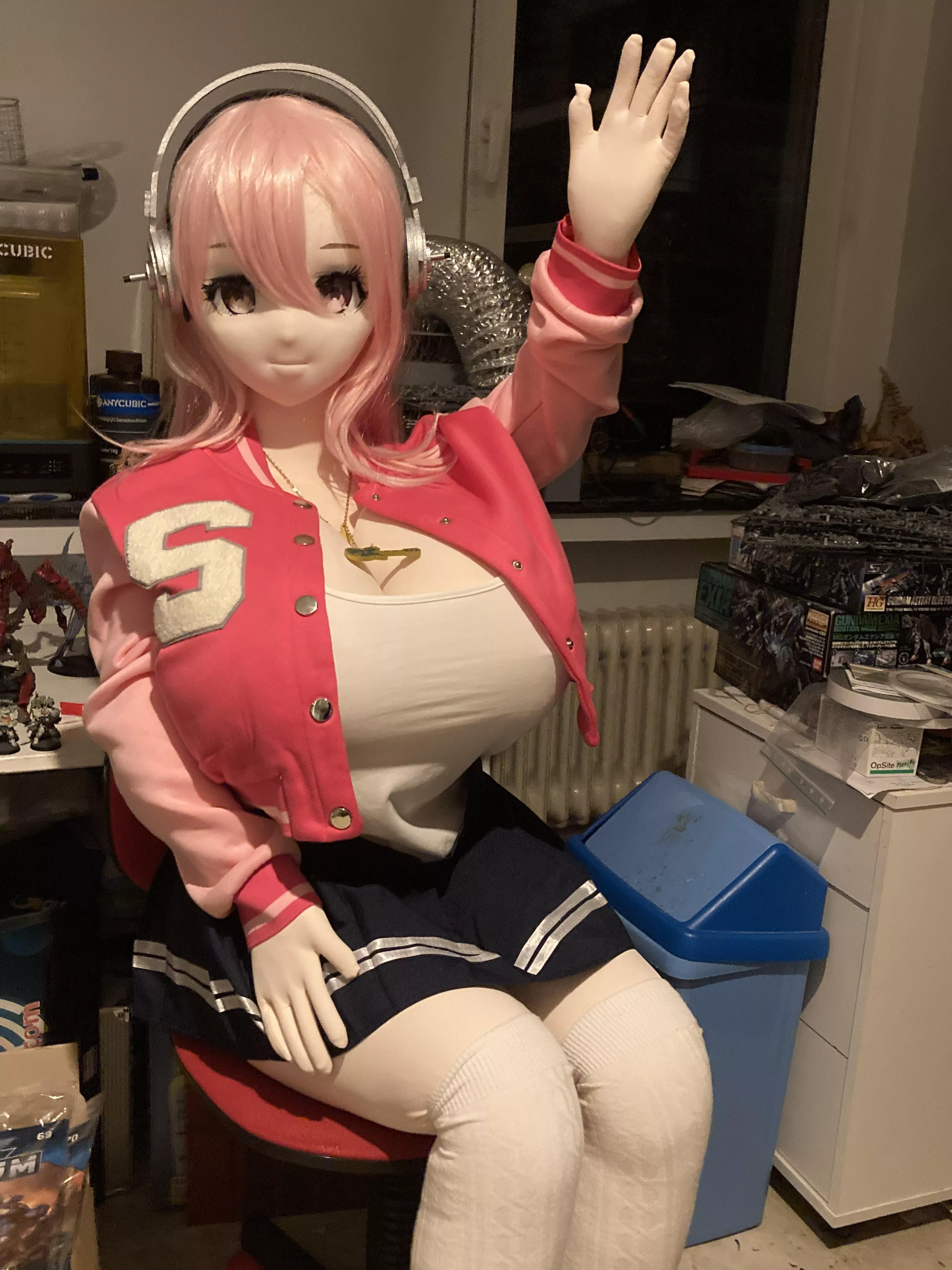 Sonico waving me off to work, can’t wait to get back home to her and cuddle with her!🥰