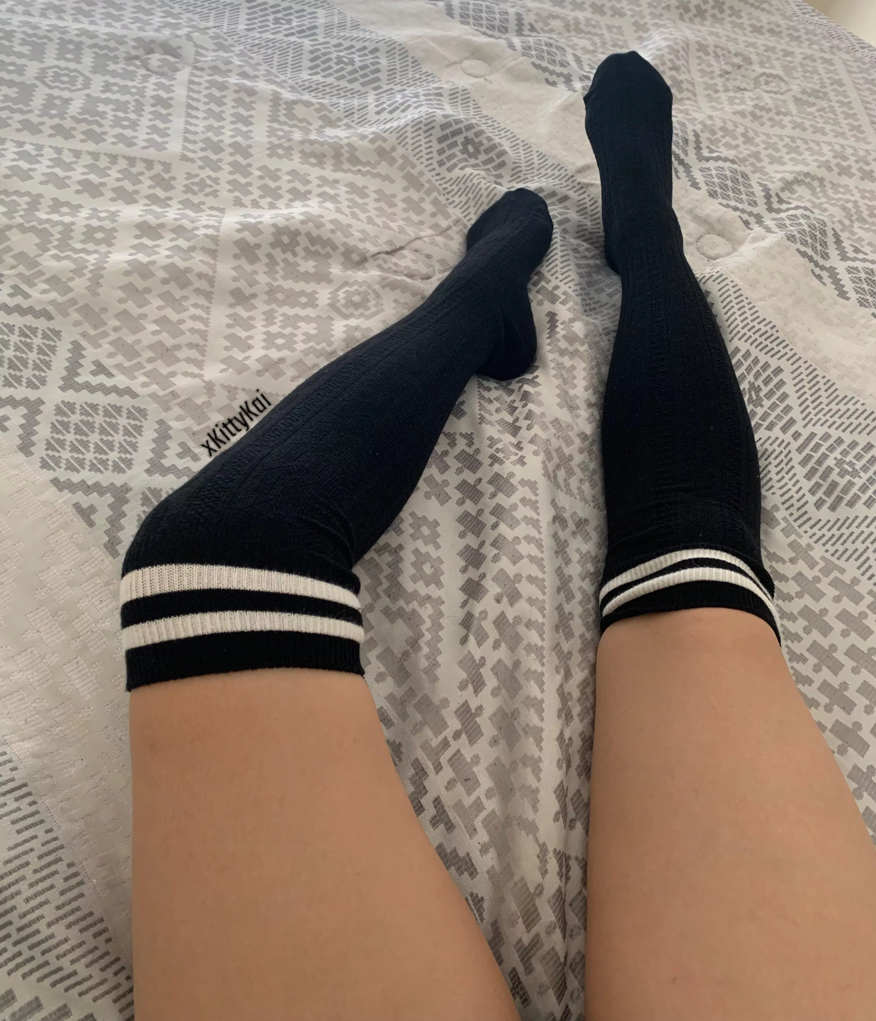 Happy Sunday! These varsity stripe knee socks are sooo comfy 🥰🤍