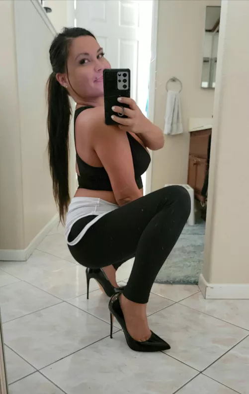 heel squat selfie