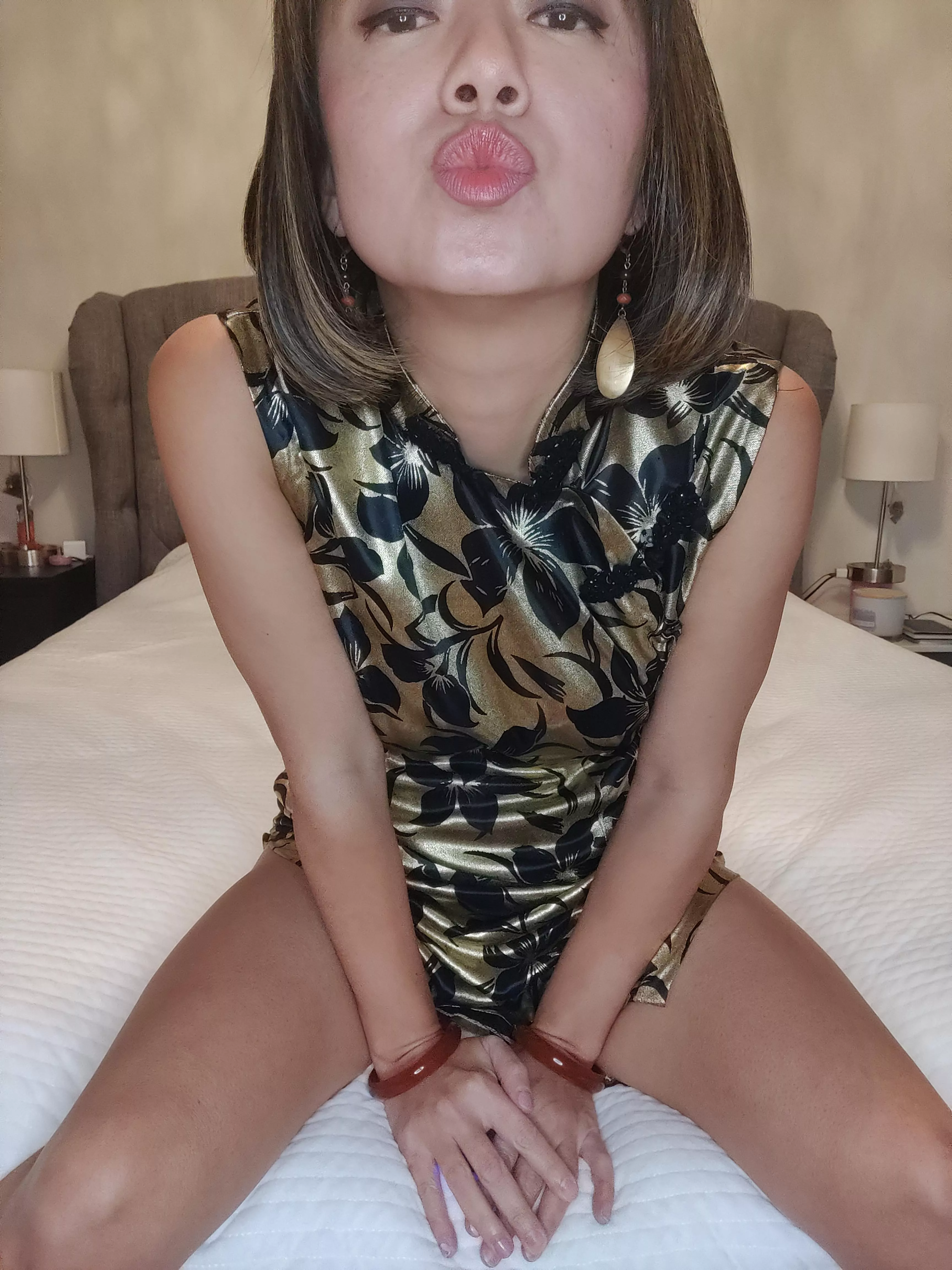 Look into my Asian eyes and kiss me 😘