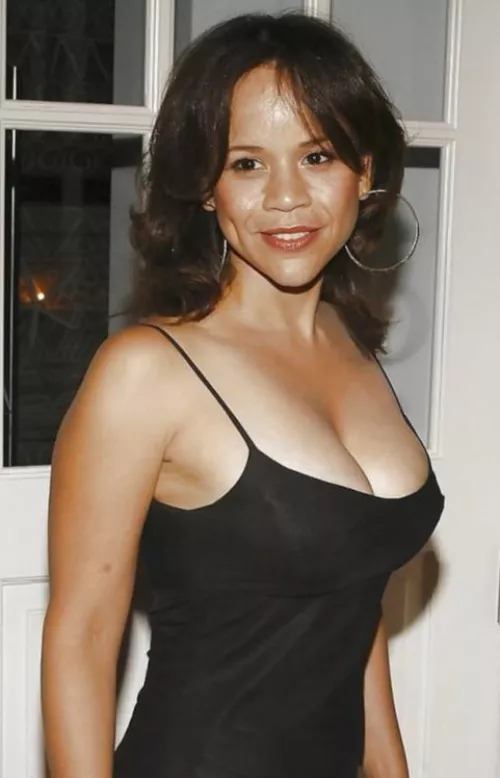 A young busty Rosie Perez from the early 2000s 🤤