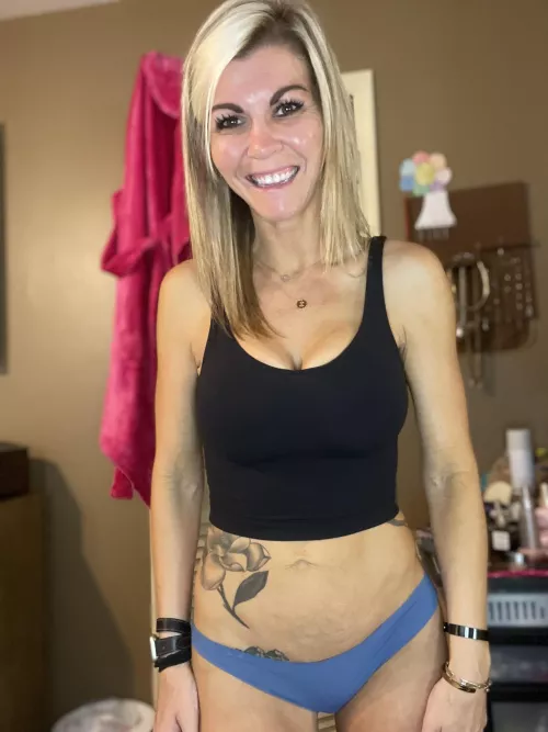 An average 39 year old rocking a mombod with tiger stripes!