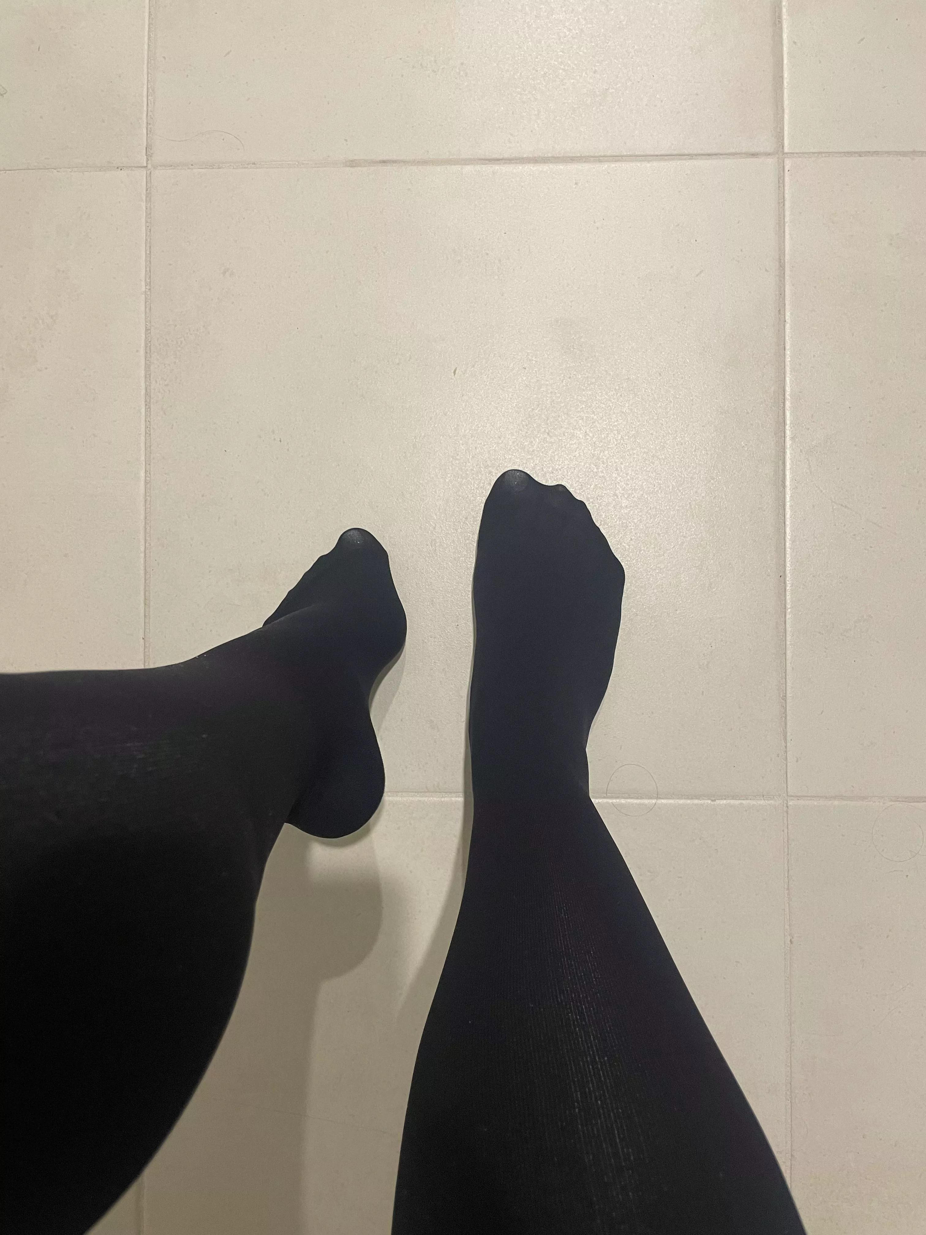 Come and worship my feet in these nylons 😏