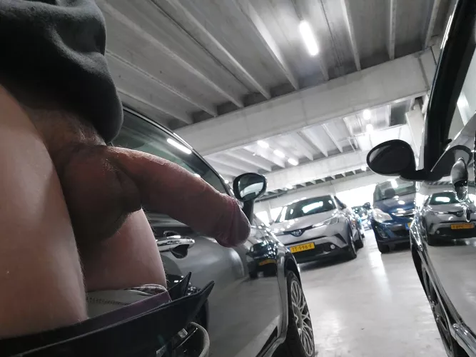 Dickflash in public garage😬