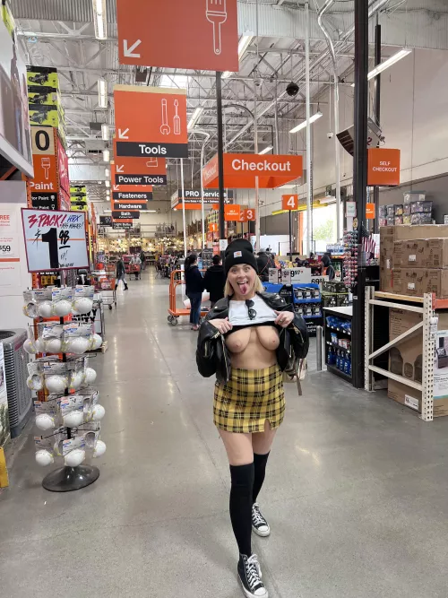 Home Depot titties!!