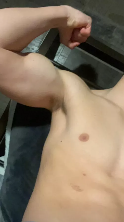 I could be licking and smelling armpits the whole day. Hmu with face/body pic if you wanna chat