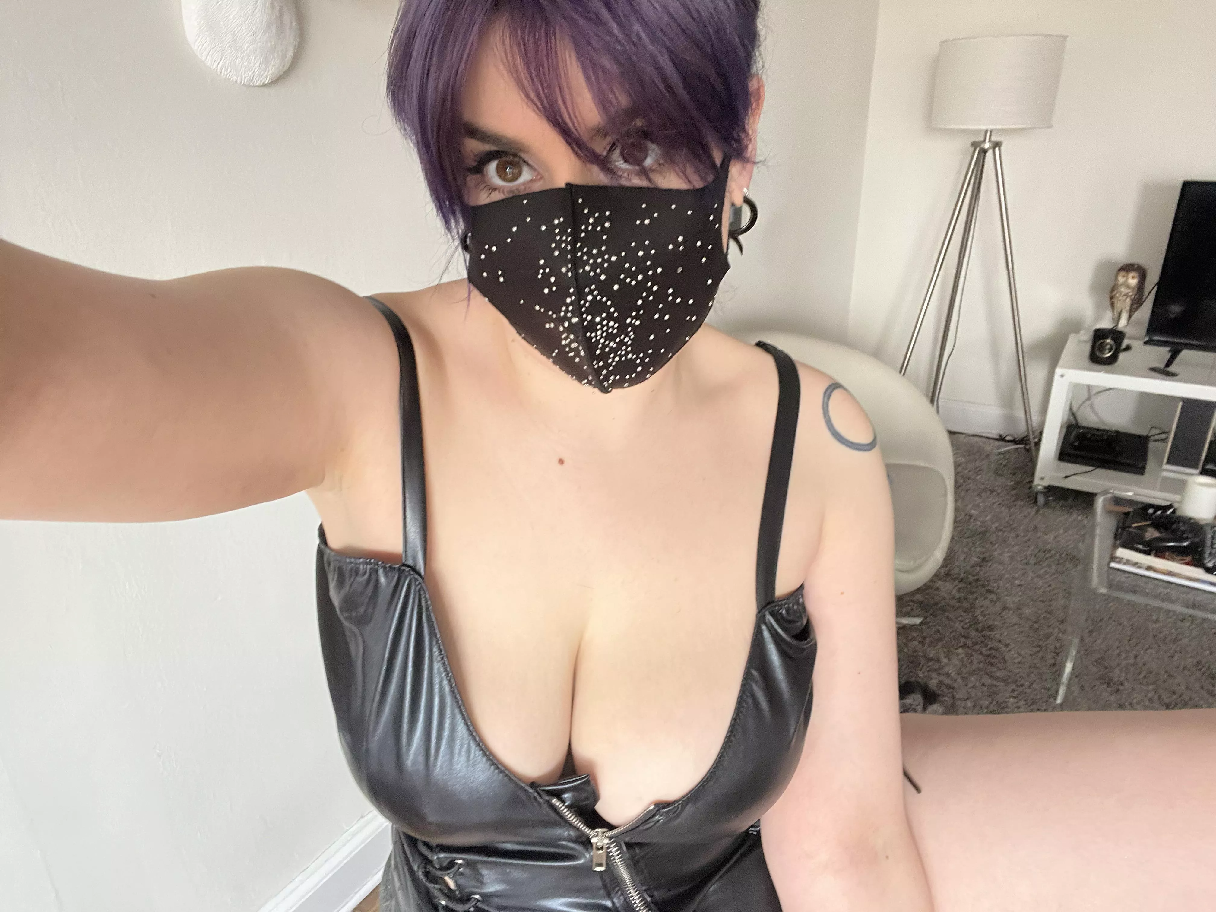 Just hanging out in my leather lingerie 🖤