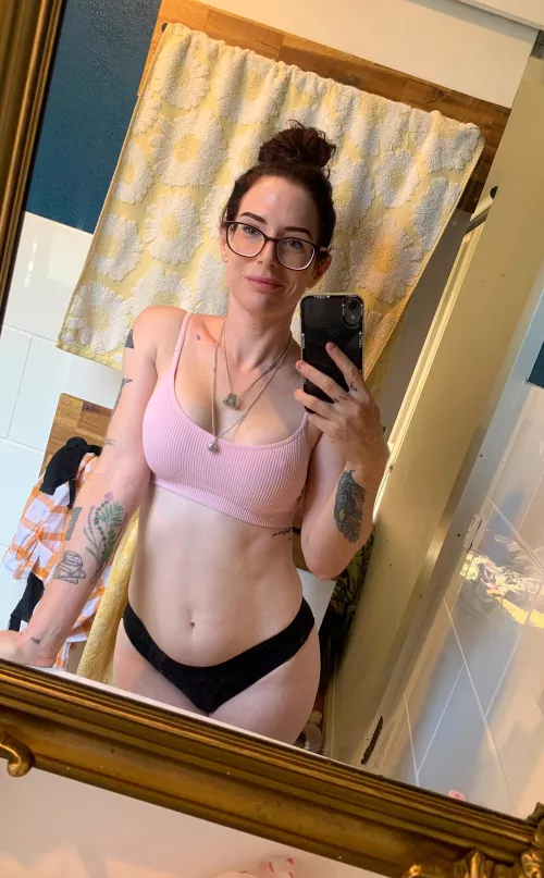 Mirror underwear selfie for literally no reason 🤷‍♀️ [F] 37