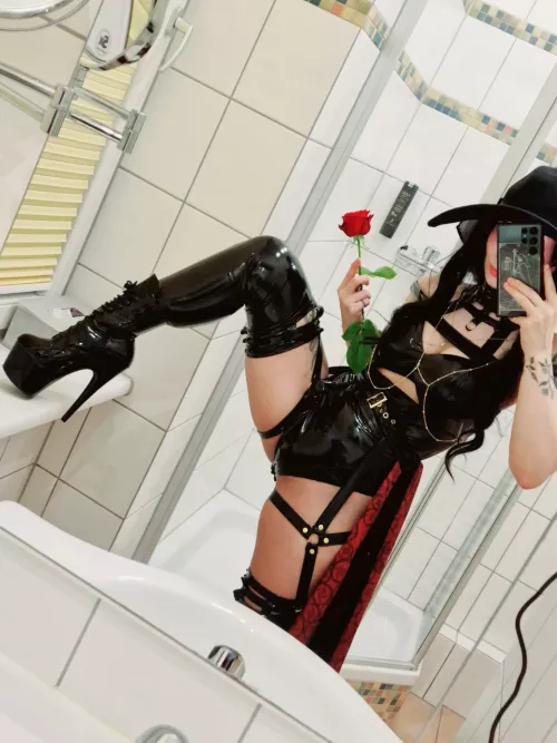 Roses look so good in the hands of a goth girl