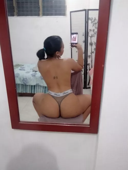 Showing off my body to random men gets me drippin wet 💦