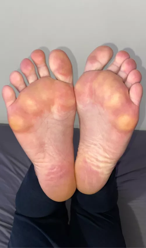 Suck my toes from behind