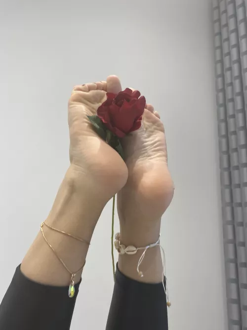 Today is a Women's Day so let me do a footjob for you 💋💦👅