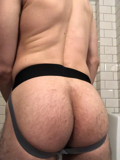 Who wants my hairy ass😉