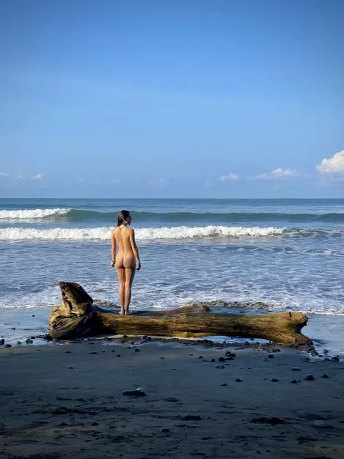Black sands and sea 🌊