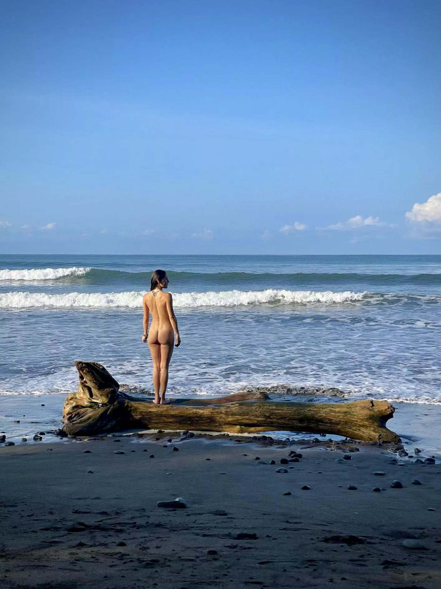 Black sands and sea 🌊