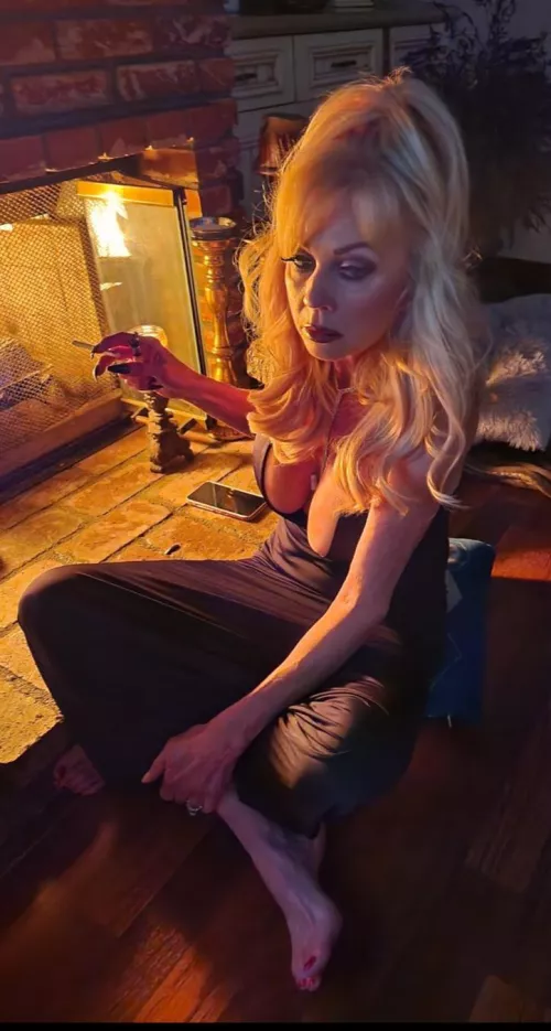 Glass of wine and a smoke by the 🔥