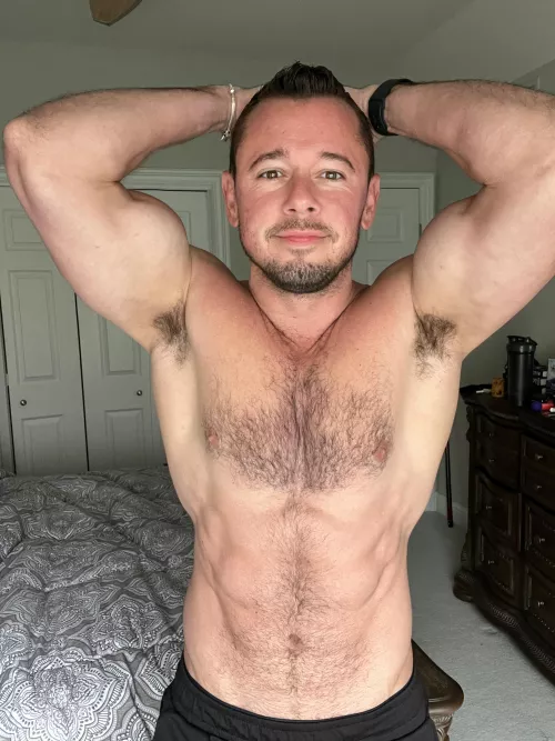 Good morning! If you donāt have time to workout this morning, at least get in a good stretch. Easy one that we often donāt think about is this one right here. Also, another good time to do some shoulder stretches is in the shower. In warm water your