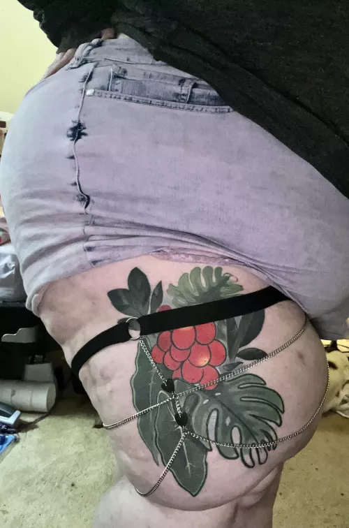 Got some cute thigh jewelry today