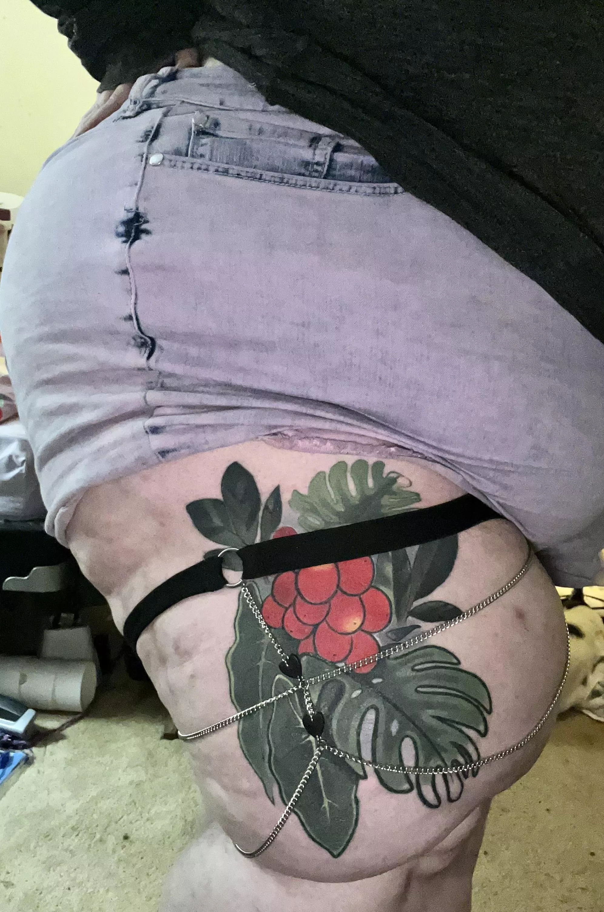 Got some cute thigh jewelry today