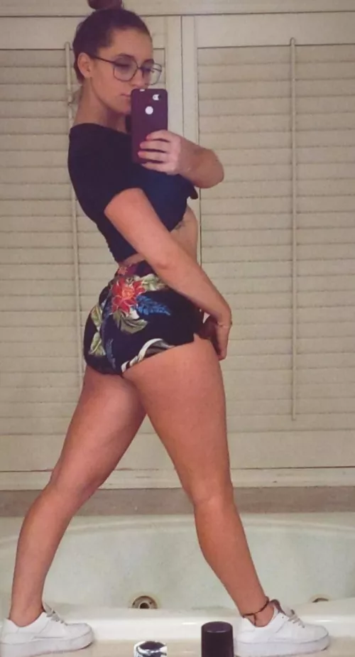 🫴🍑 🤳 handing over ass in a selfie