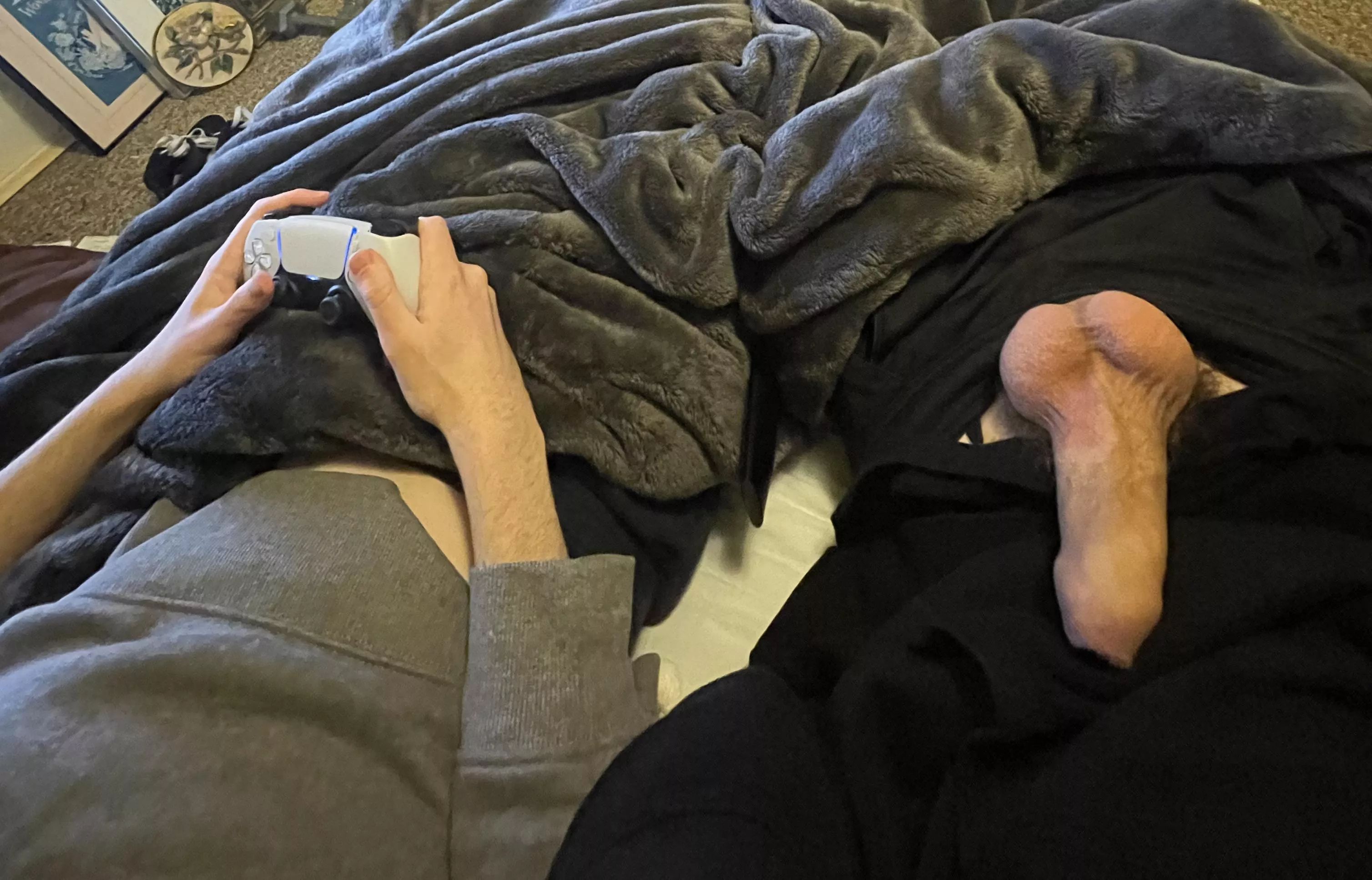 hot guys hmu, my bf is too busy playing rn