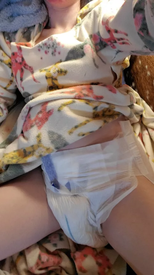 just relaxing in my full wet diaper
