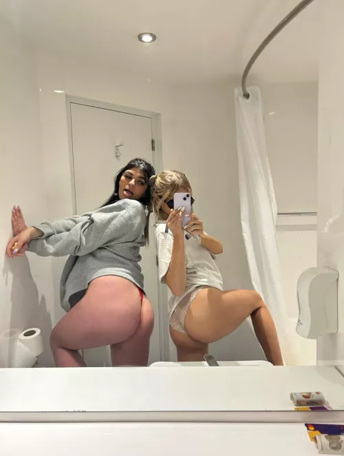 Left (Kia) or right (Khloe) ?