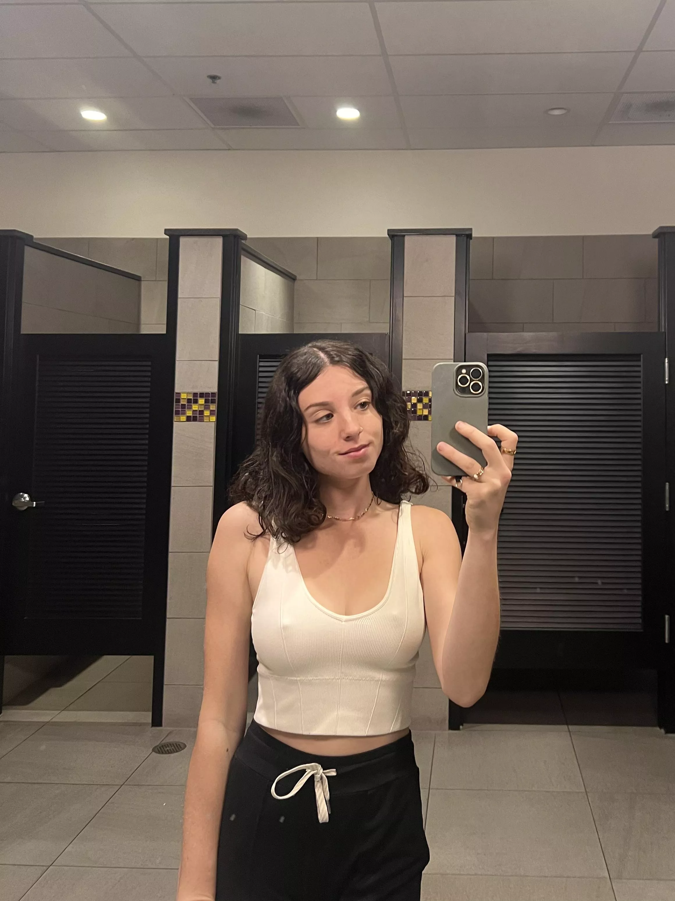 Pre-shower gym selfie. Love working out in tight tops like this 🥰