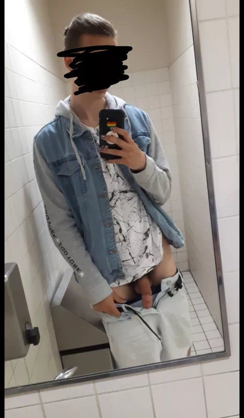 Public mall bathroom 👀 (19)