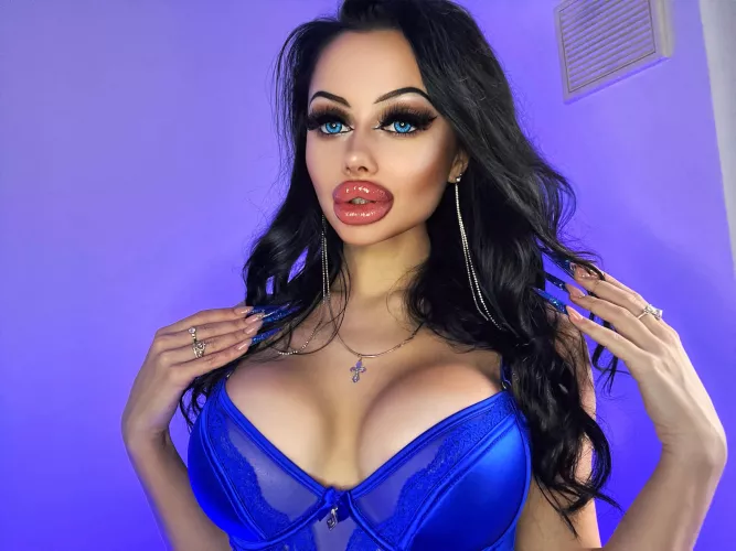 That’s how I look, plastic bimbo doll