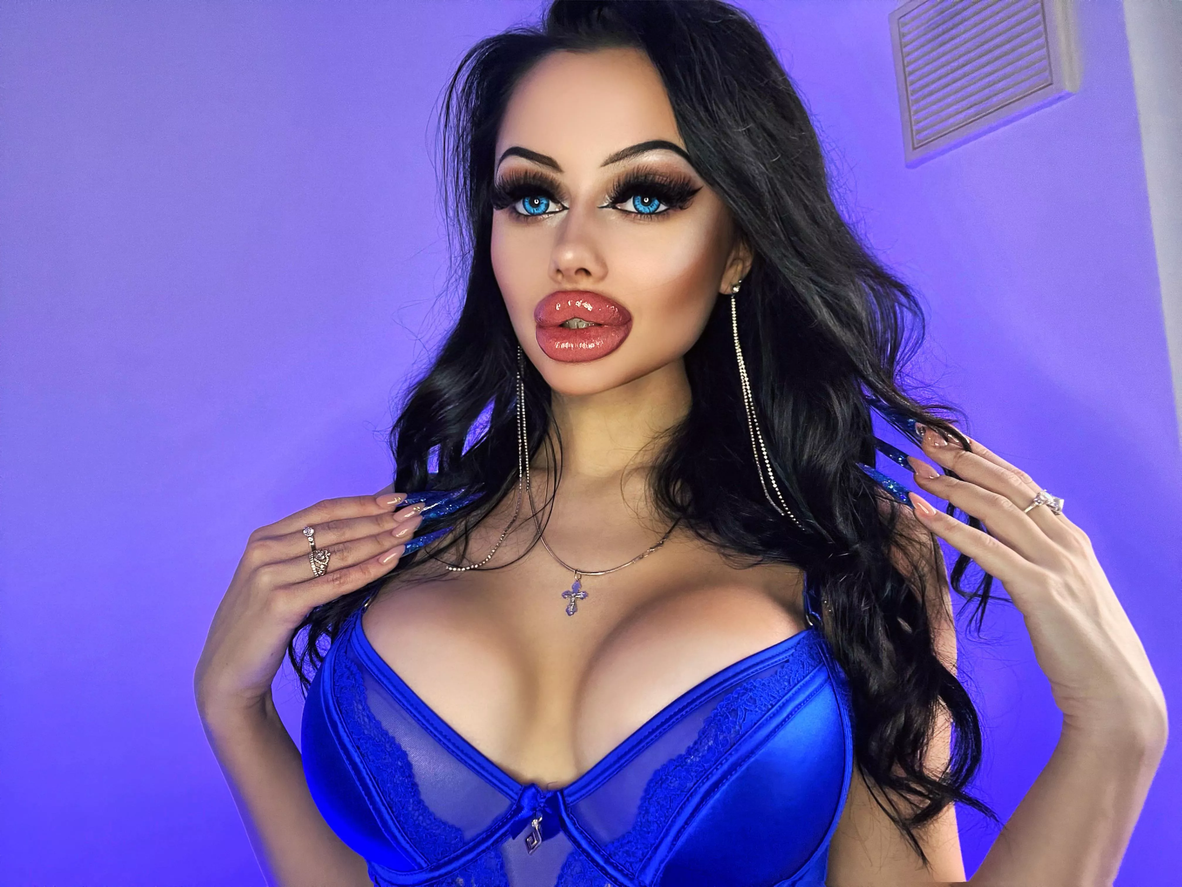 That’s how I look, plastic bimbo doll