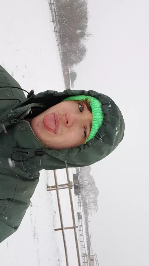 Too the person using my pics too catfish, get a life, I know your here π