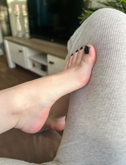 What color on toes really makes you want to suck them? 😜👅