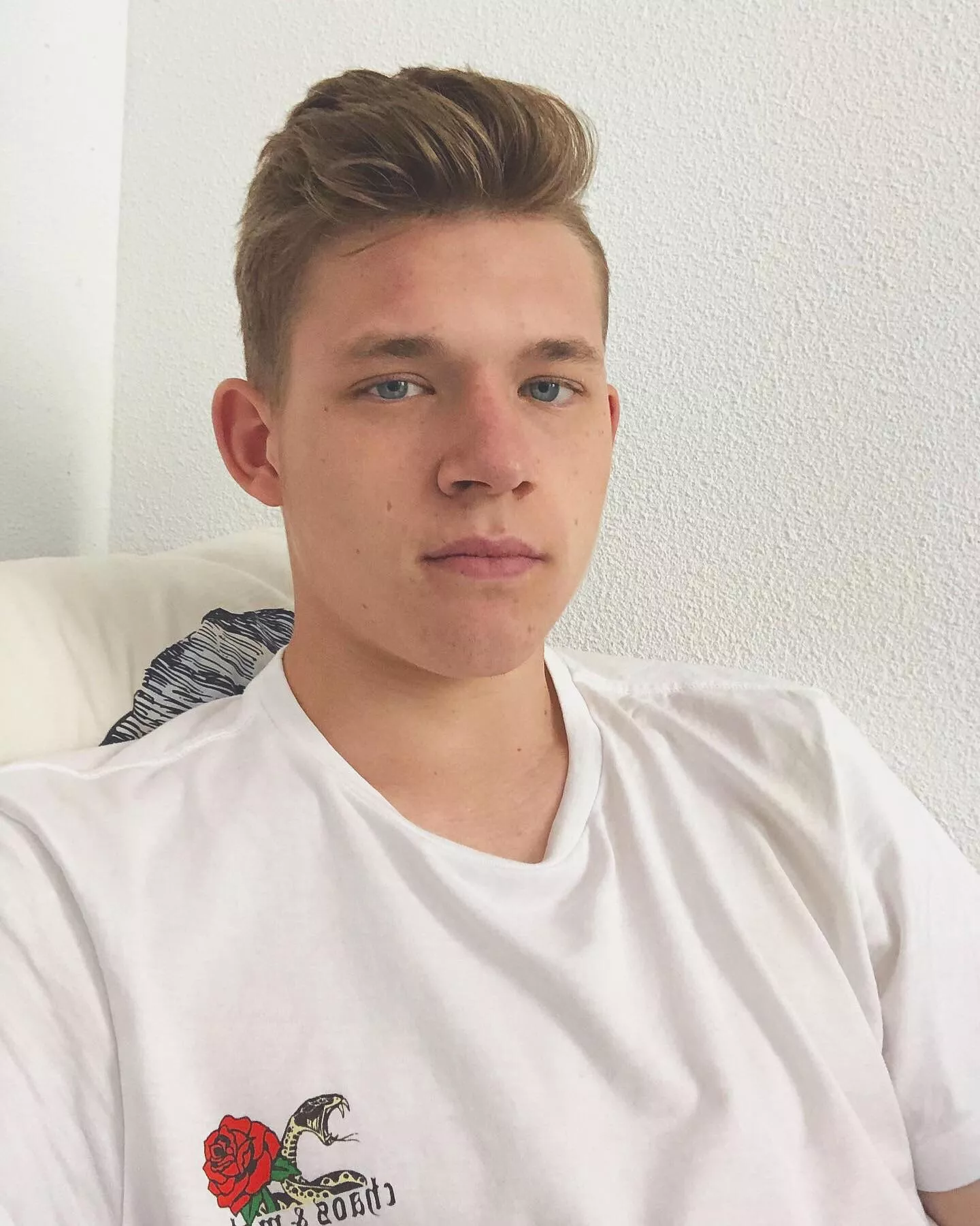 with the power of gay magic, i appear on your screen with the power of gay magic, i appear on your screen