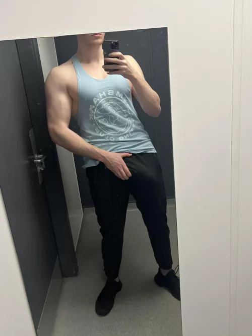 Wore thick sweats to try hide my bulge but I don’t think it’s working