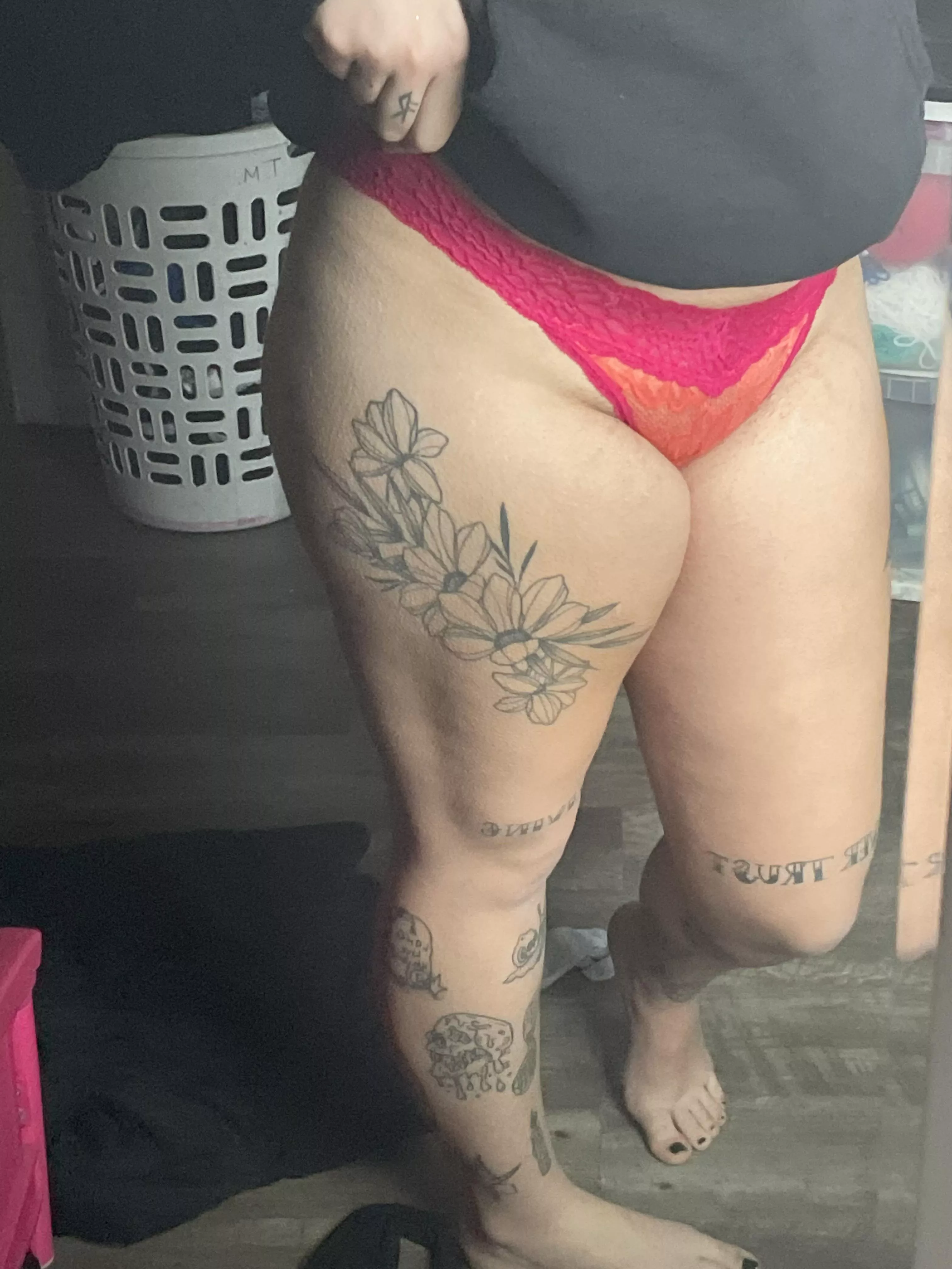 Cheekies and thongs available 🖤 basic package: 2 days wear, cum in AND gym worn 🤤 my panties should be your new obsession