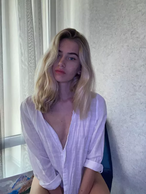 No bra and makeup at home 😊😋