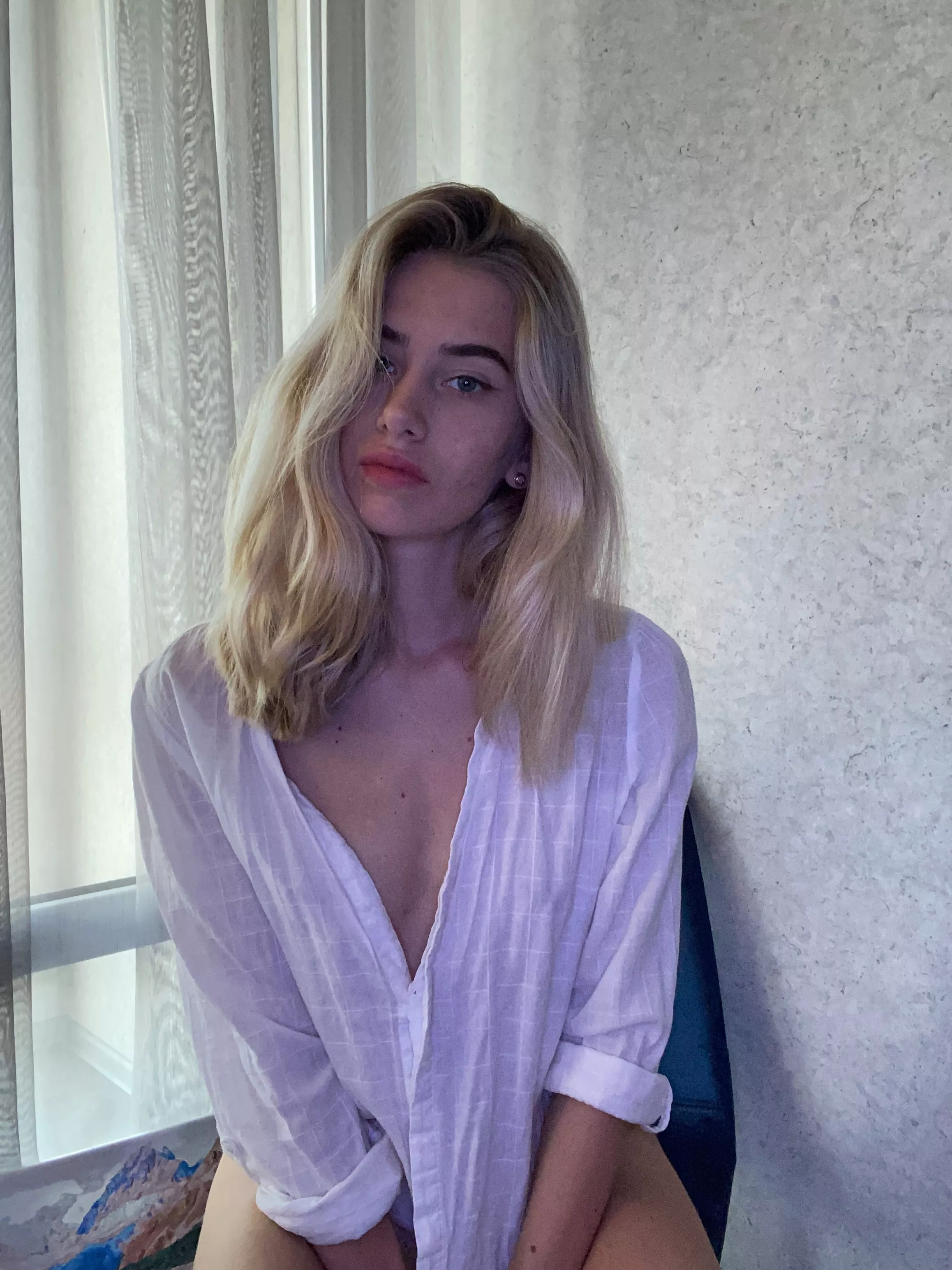 No bra and makeup at home 😊😋