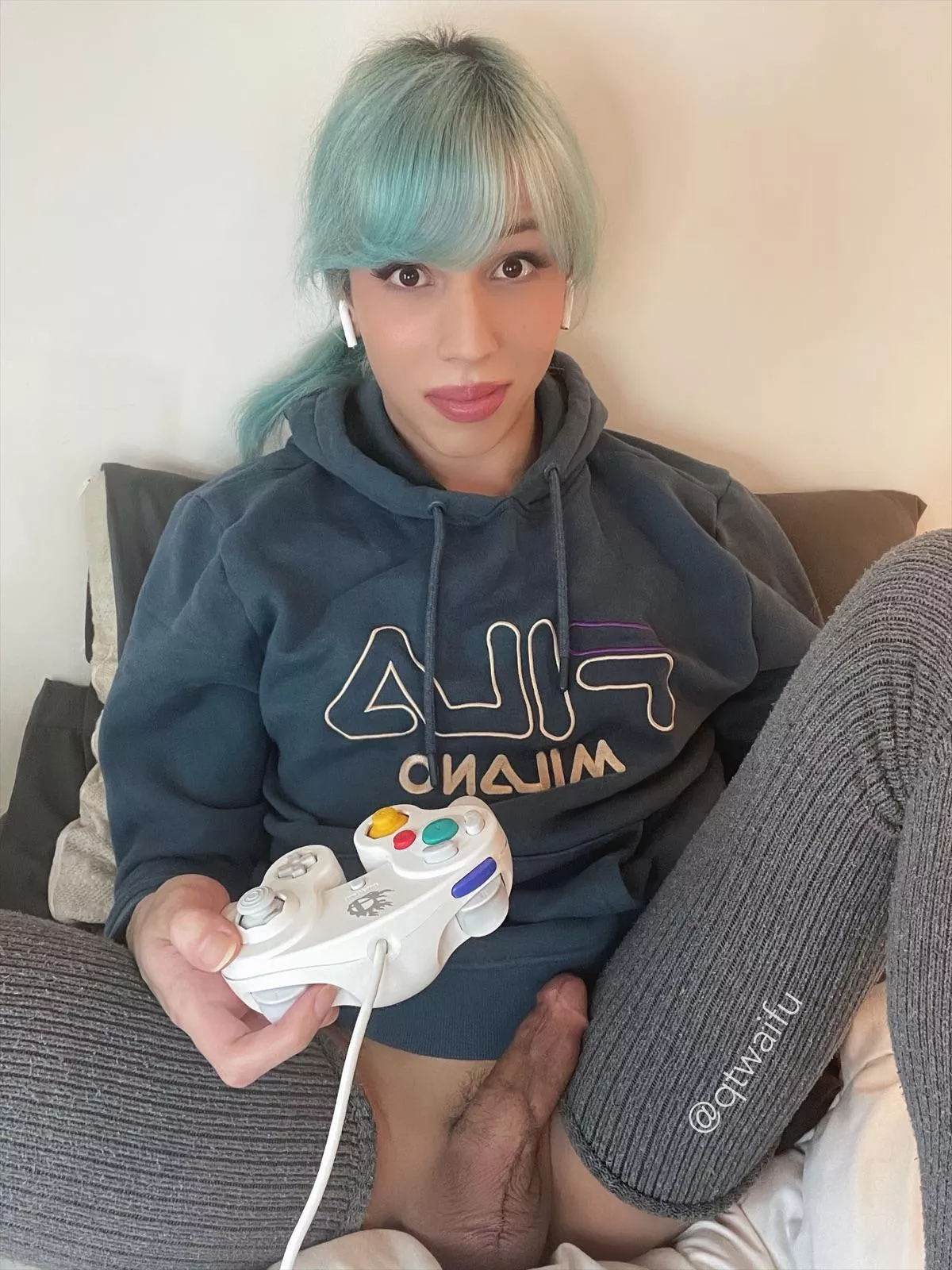 Wanna play smash? Loser sucks off the winner 🥰