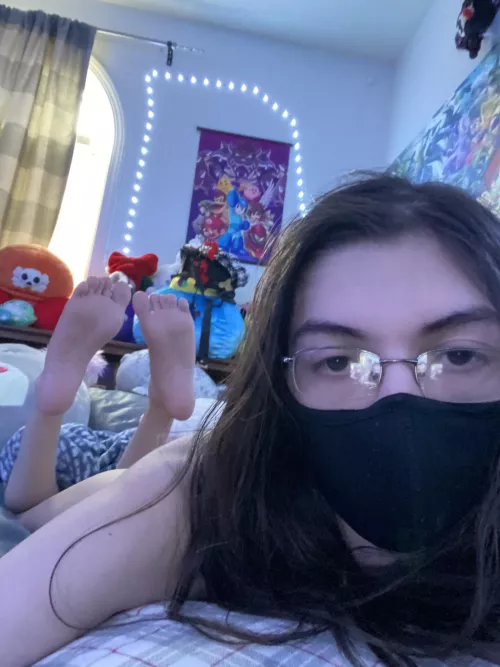 want a footjob? hope you can last a few minutes ☺️